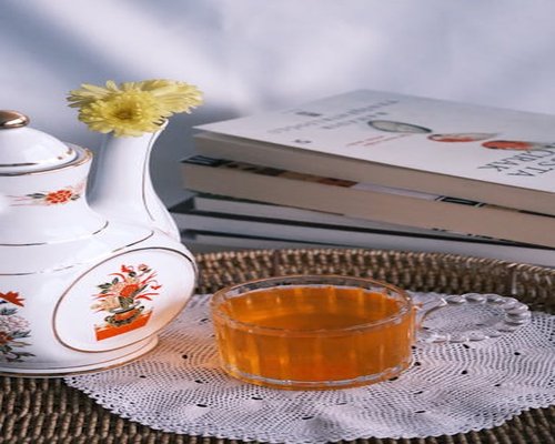 Suasana pagi yang tenang dengan secangkir teh dan buku