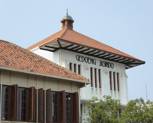 Aktivitas berjalan kaki di jalanan kota Jakarta